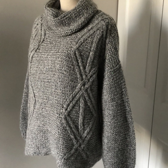 Zara Sweaters - ZARA KNIT COZY SWEATER